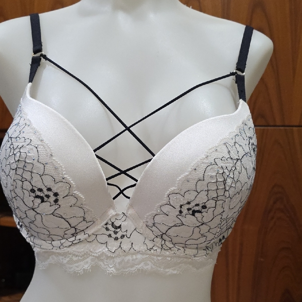 Elegant Lace Women's Bra - Black and White